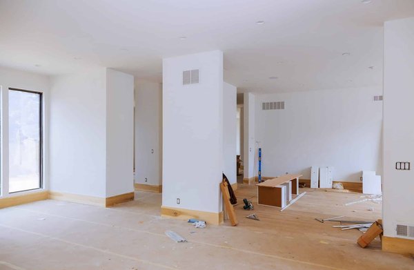Quels sont les avantages et les considérations clés lors de la construction d'une extension de maison avec toit plat ?