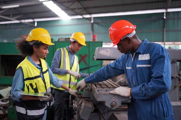 Les défis du travail en équipe dans une usine